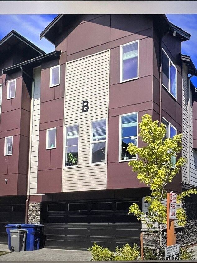 Foto principal - Exceptional 4 Bed 3 Bath Townhome on corne...