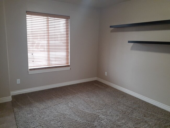 Building Photo - 2 bed 1.5 bath Lincoln Park Townhome!