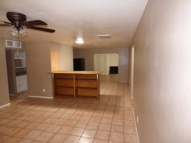 Foto del edificio - 6 BEDROOM, 3 BATH, 2900SQFT HOME IN TEMPE!