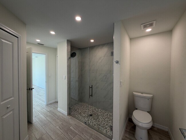 Foto del edificio - 1018 Vogiantzis Pkwy