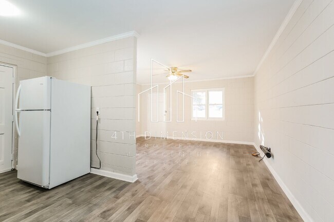 Building Photo - 2 Bedroom 1 Bath High Point Duplex