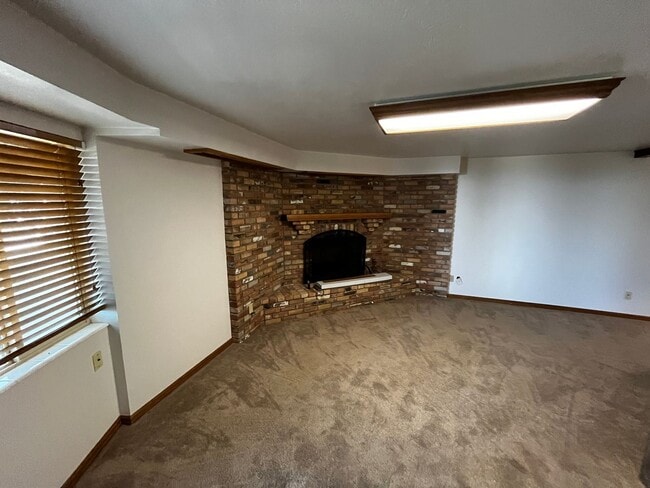 Building Photo - First Month 1/2 Off - 5 Bedroom/4 Bathroom...