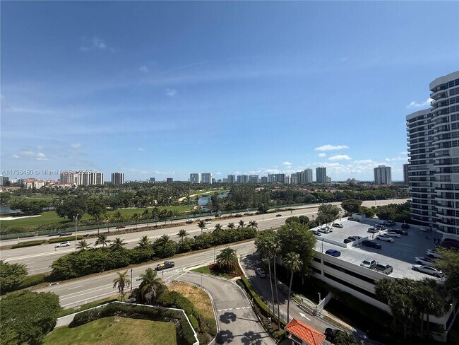 Foto del edificio - 3300 NE 192 St