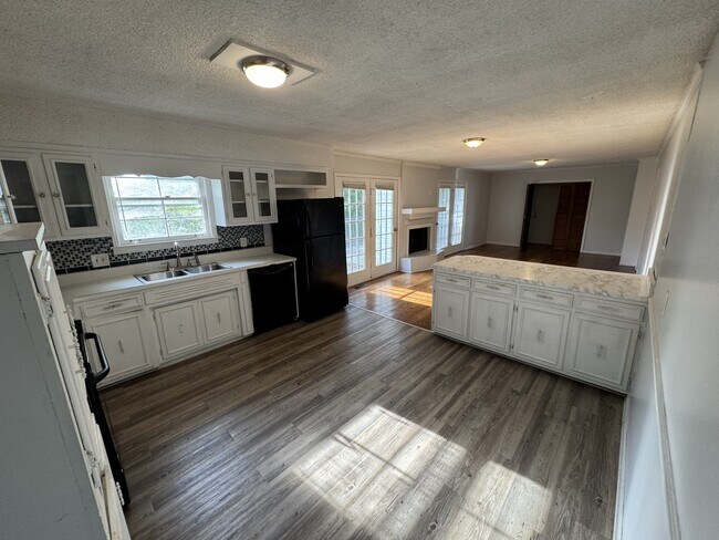 Building Photo - 704 Davis Dr