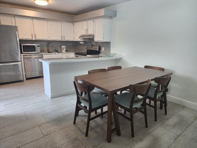 Foto del edificio - 2556 Lakeview Ct