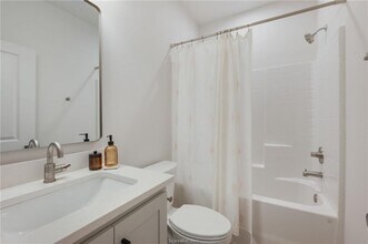 Building Photo - 264 Richards St