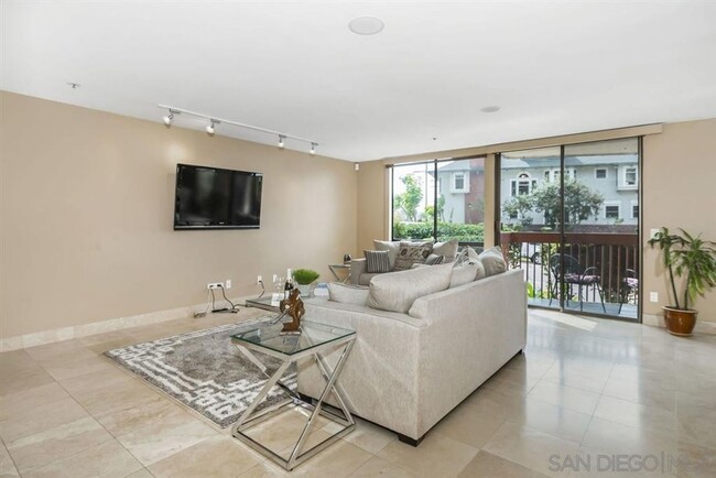 Building Photo - 2bd 1ba Condo in Bankers Hill - Large Unit...