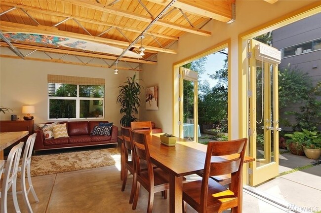Building Photo - Two Bedroom Capitol Hill Townhouse