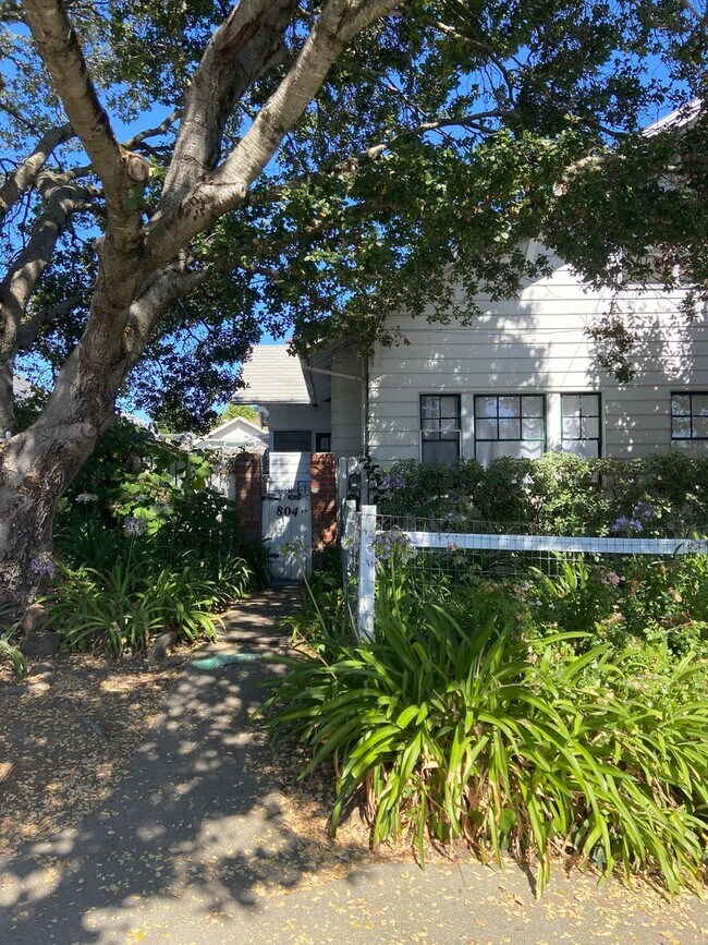 Building Photo - 800 B St