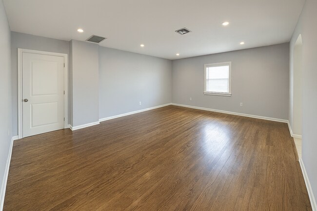 Building Photo - 509 6th Ave N