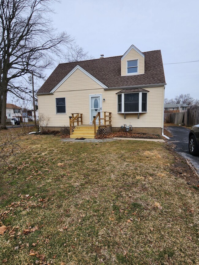 front yard and driveway - 1748 Rosewood Dr