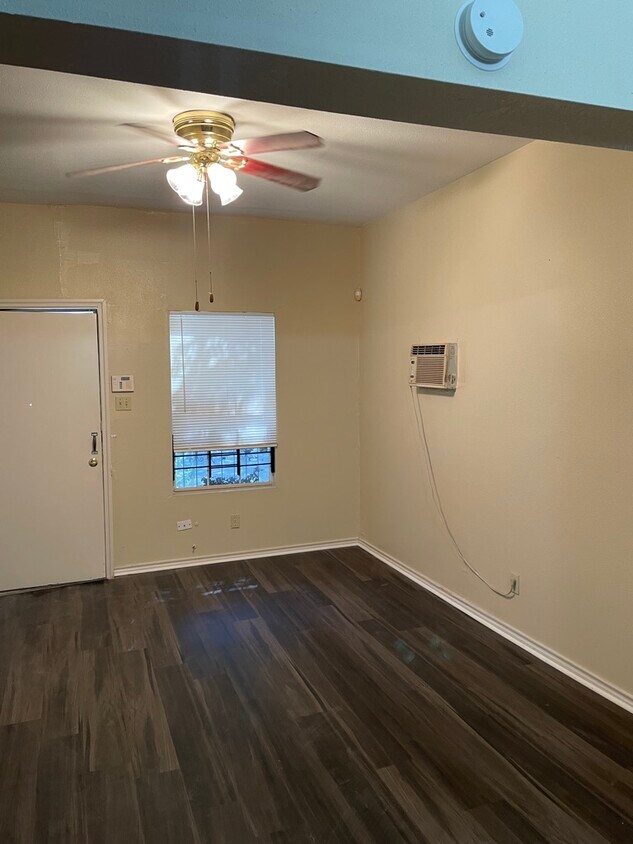 Primary Photo - 403 Blue Bonnet St