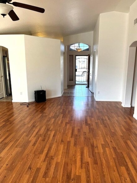 Foto del edificio - 2429 E Patrick Ln
