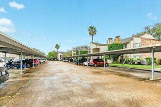 Building Photo - 7128 N Holiday Dr