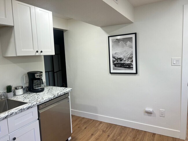 Foto del edificio - Charming 1 Bedroom Basement Apartment in M...