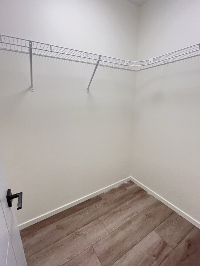 Building Photo - 452 Talon Ln