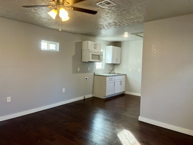 Building Photo - 904 N Peoria Ave