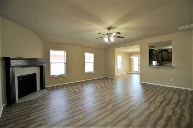 Building Photo - Wonderful 3 bed + office or 2nd living, 2 ...