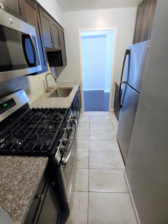 Foto del edificio - Updated Lakeview High Rise 2 Bedroom