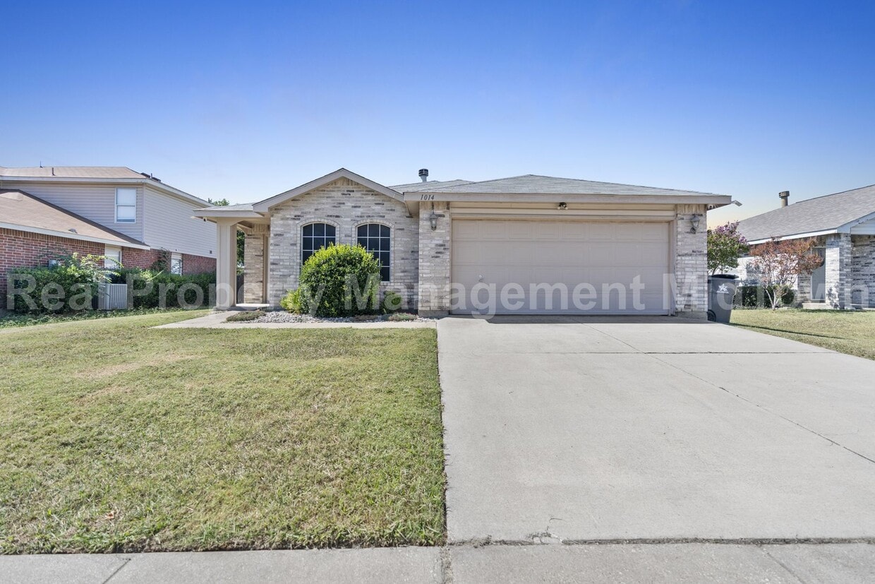Primary Photo - Beautiful 3 - Bedroom Home with pool in Ar...