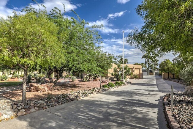 Building Photo - STUNNING FULLY CUSTOM HOME ON 1 ACRE PRIVA...