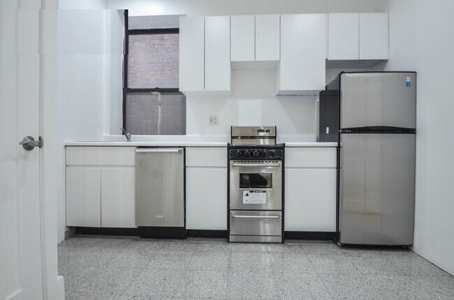 Building Photo - 211 E 53rd St