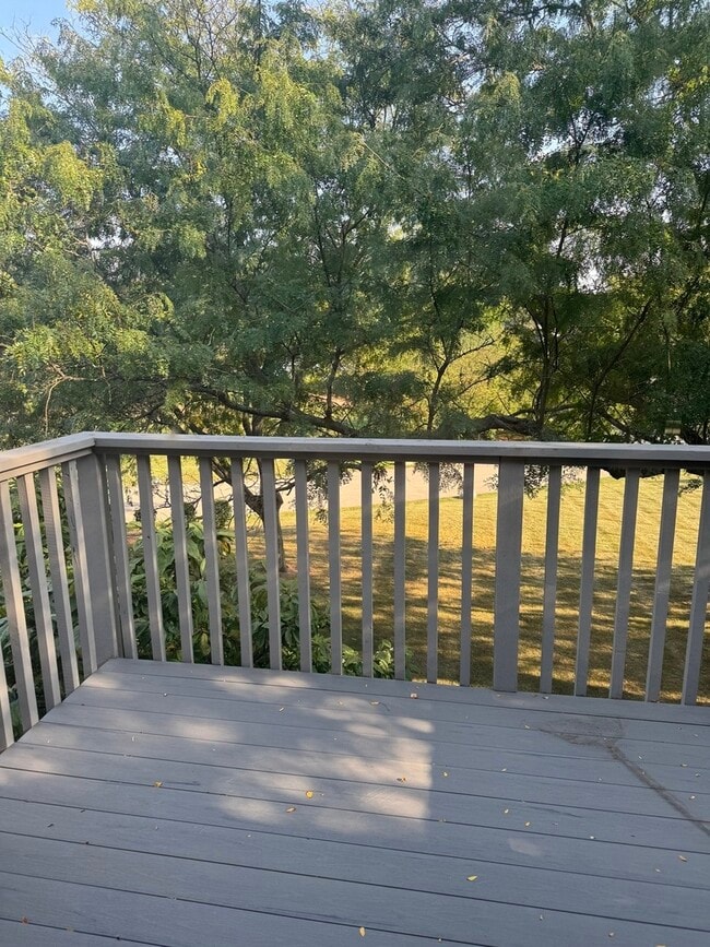 Foto del edificio - 827 Shoreline Rd