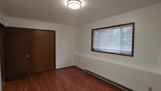 Bedroom / main - 9204 Emily Way