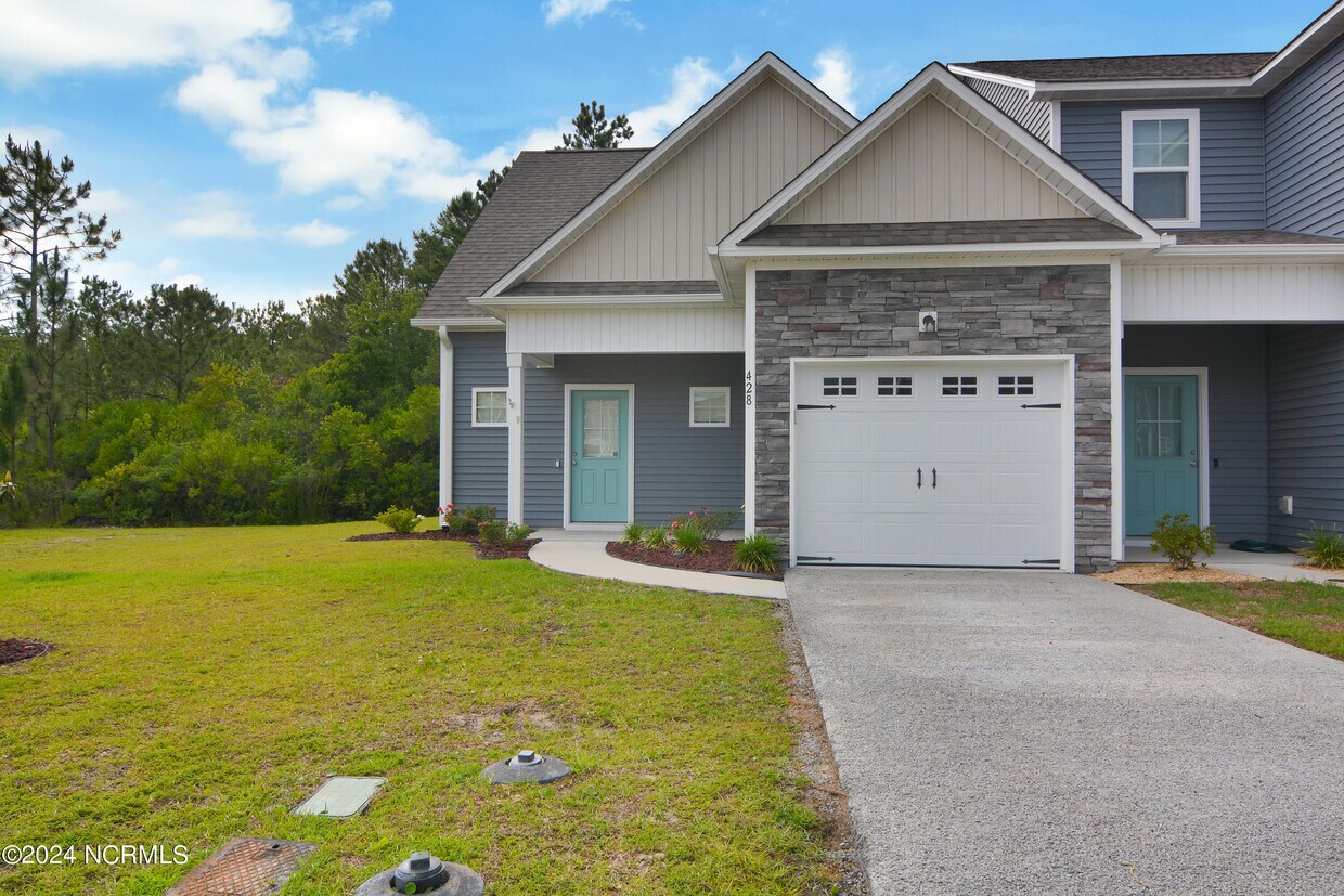 Primary Photo - 428 Guppy Loop Rd