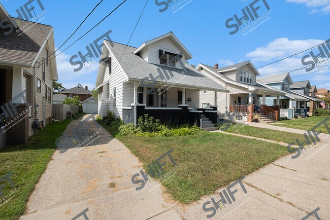 Building Photo - 1519 Widdicomb - Unique and cozy home