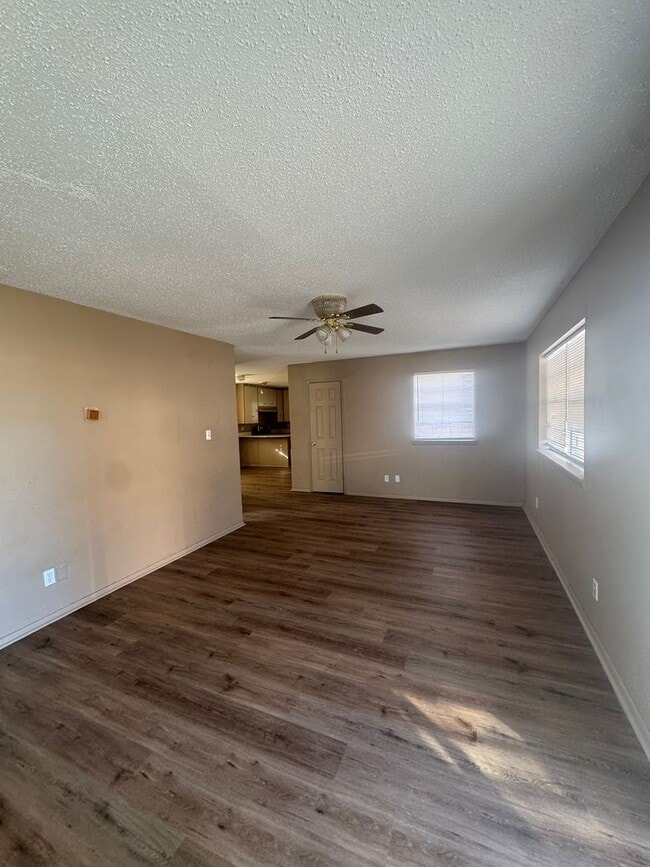 Building Photo - Located near 6th street!!! 1/1 with washer dryer hookups