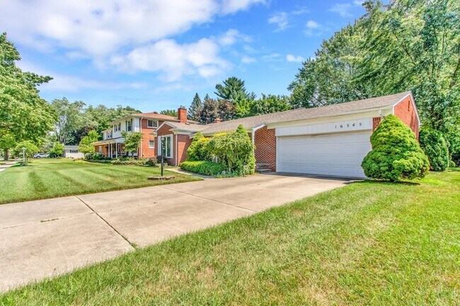 Foto del edificio - 16345 Pollyanna St