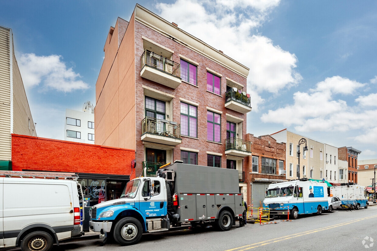 605-607 Manhattan Avenue - 605-607 Manhattan Ave