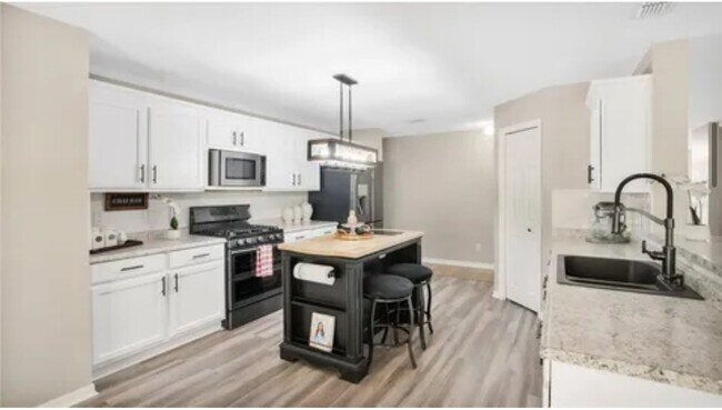 Foto del edificio - 654 Skyridge Rd