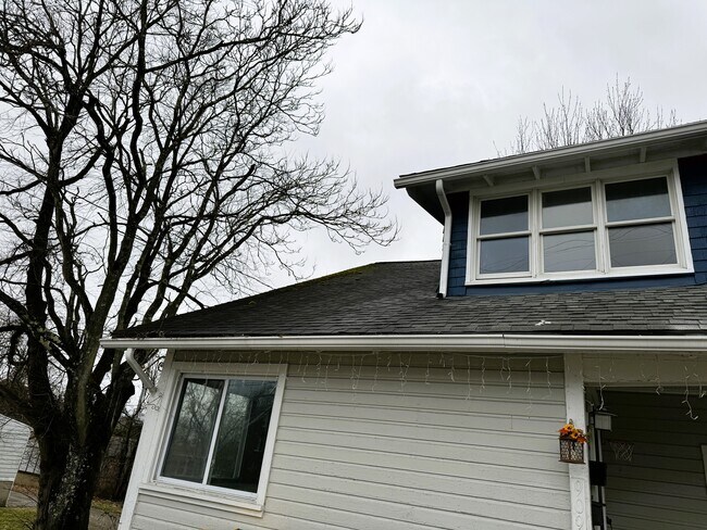 Building Photo - 909 Perry Hwy
