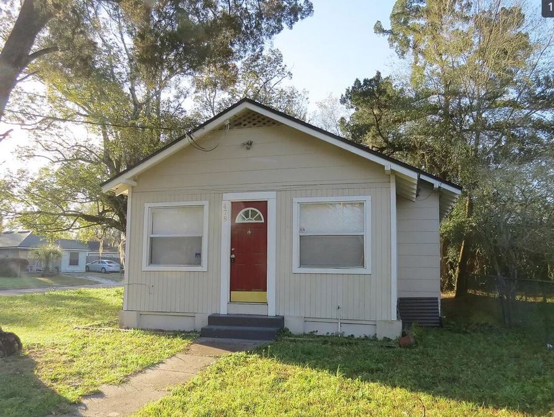 Primary Photo - Beautiful 2 Bed/1 Bath +Bonus Room Single ...