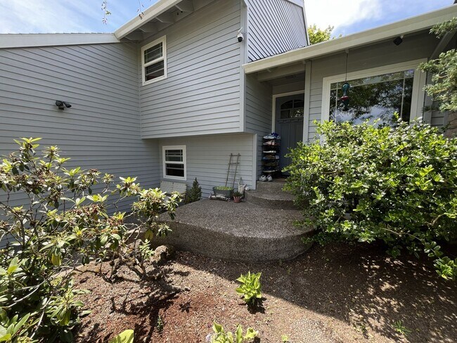 Foto del edificio - Bright and Open 4 Bedroom Cedar Mill Home with Vaulted Ceilings, Skylights & Multiple Living Areas