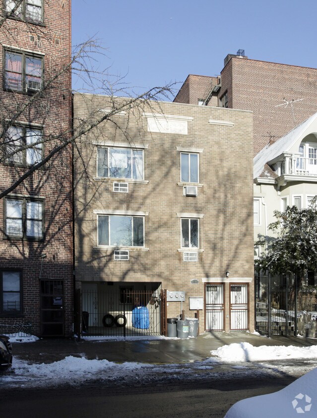 Building Photo - 2933 Bainbridge Ave