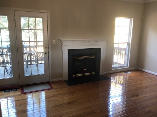 Living Room - 2109 N Buchanan Ct