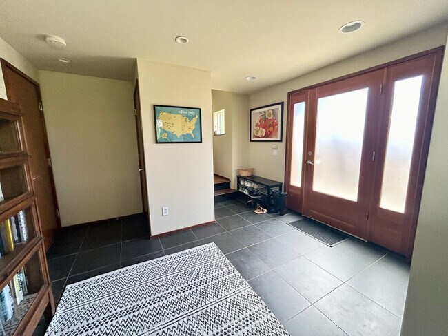 Building Photo - Admiral Townhome