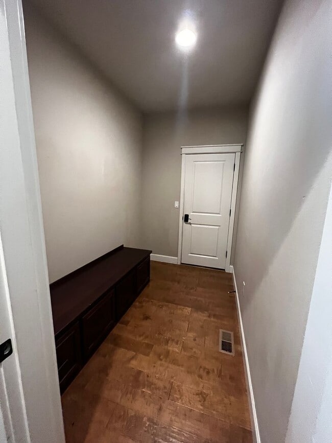 Building Photo - Beautiful Eugene 4-bed 3-bath 4100 sq. foo...