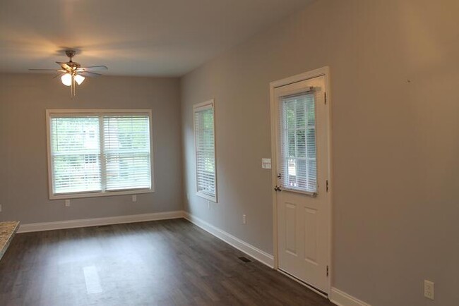 Building Photo - 565 Park Cir