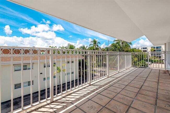 Building Photo - 290 Sunrise Dr