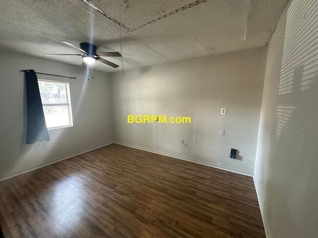 Foto del edificio - Fully Furnished 4 Bdrm Home