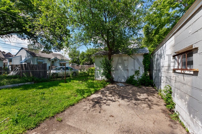 Building Photo - 1028 W Munnell Ave