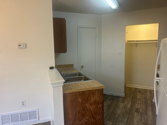 Building Photo - 1611 Mona Dr