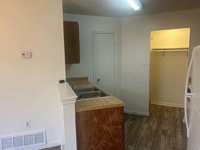 Foto del edificio - 1611 Mona Dr