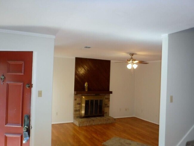 Foto del edificio - 2321 Torrington Dr