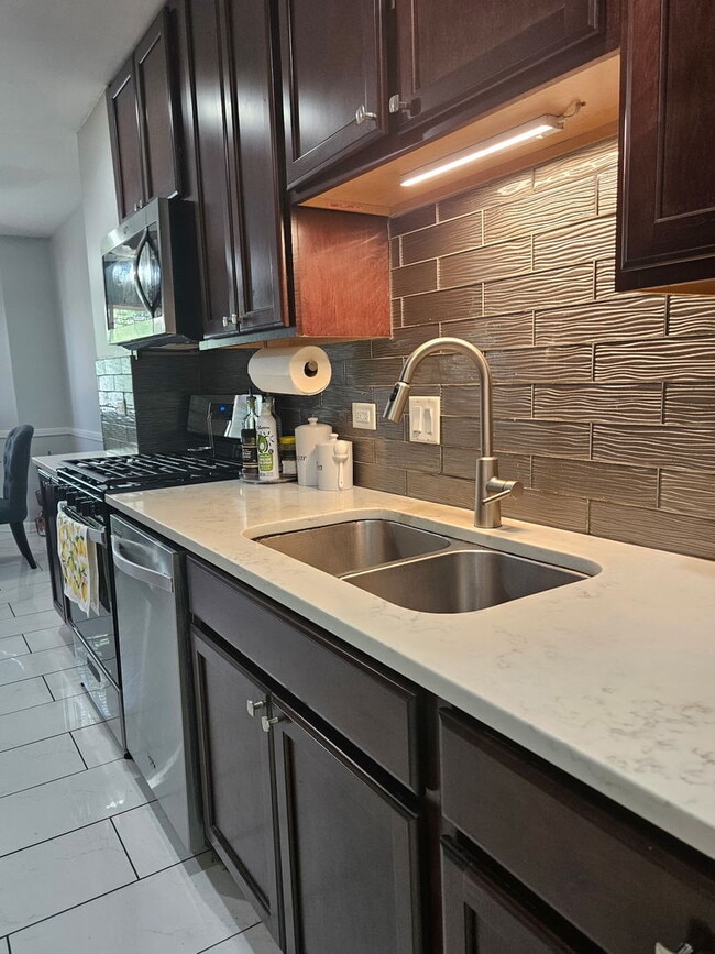 Building Photo - 23W434 Greenbriar Dr