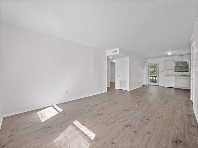 Foto del edificio - Welcome to Ravenwood Drive!